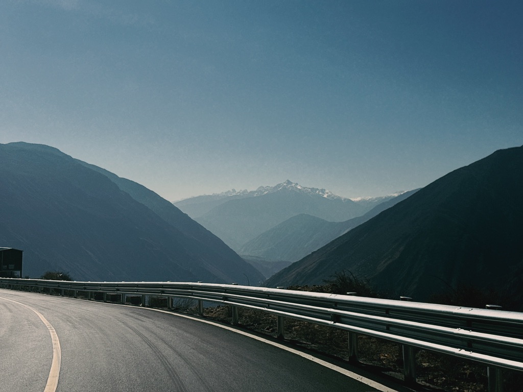 远远地已经能看到梅里雪山