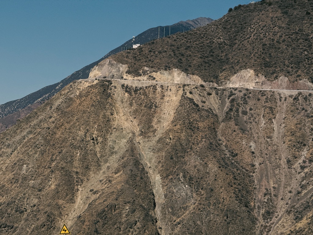 来时的盘山路，修建在半山腰