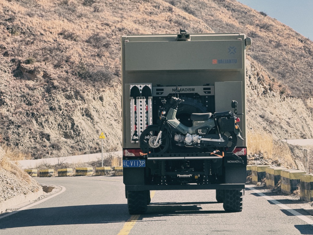 他甚至还拉着一辆本田幼兽的摩托车