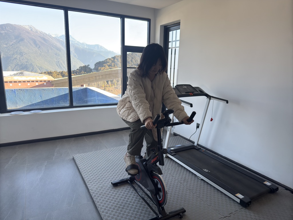 恙在顶楼健身房里骑动感单车