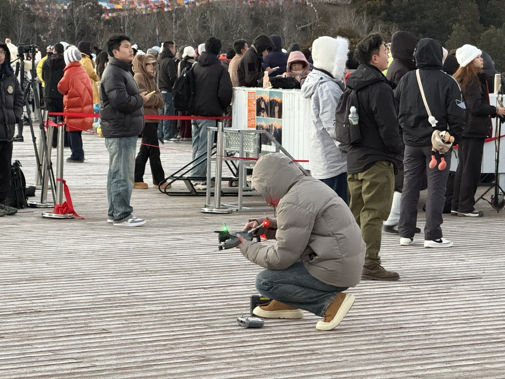 把无人机飞在人群前方的猴子
