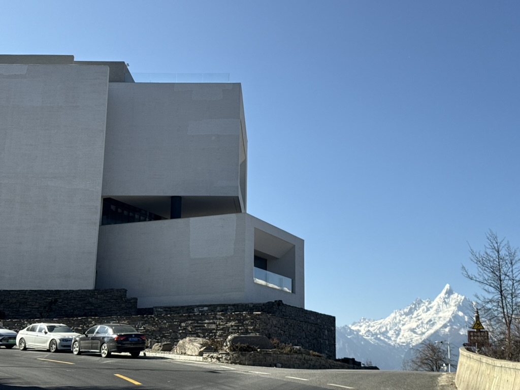 德钦梅里泊度酒店，设计和位置都相当的好