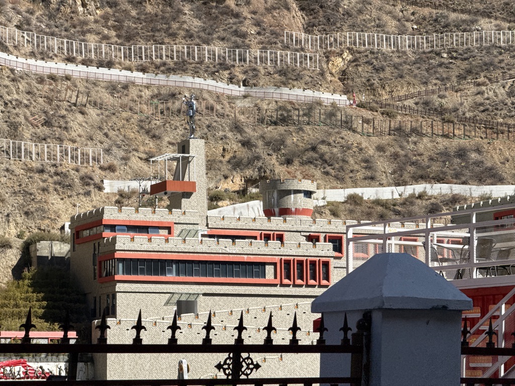 得荣县民族博物馆,建筑很有意思,跨过金沙江的桥名字叫「贺龙桥」