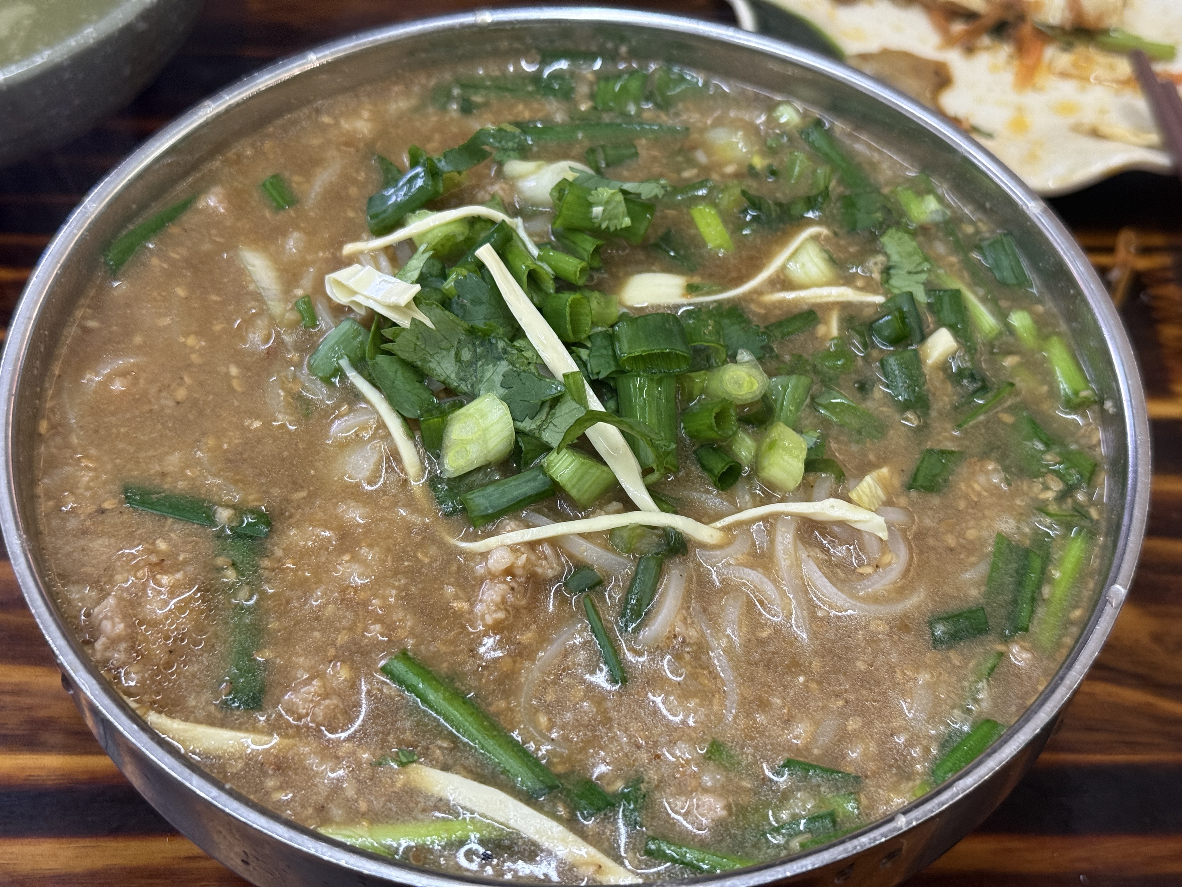 先吃饭,吃的是云南很好吃的连锁老仓醋