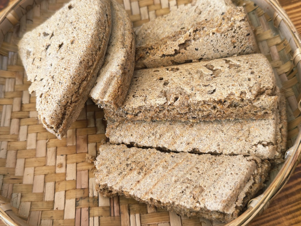 青稞饼最后没吃完,塑料袋带走去喂海鸥了