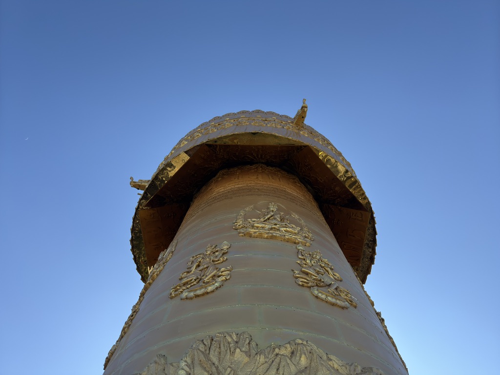 从下往上看,顶部的经幡其实是不动的