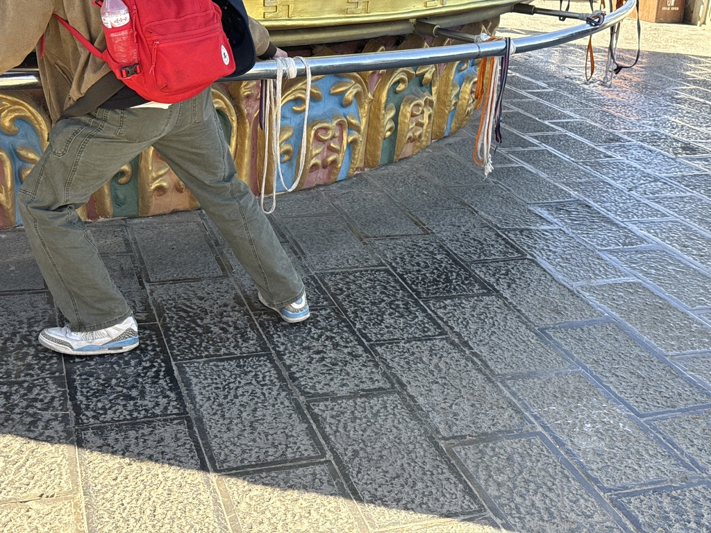 被磨得滑溜的地砖