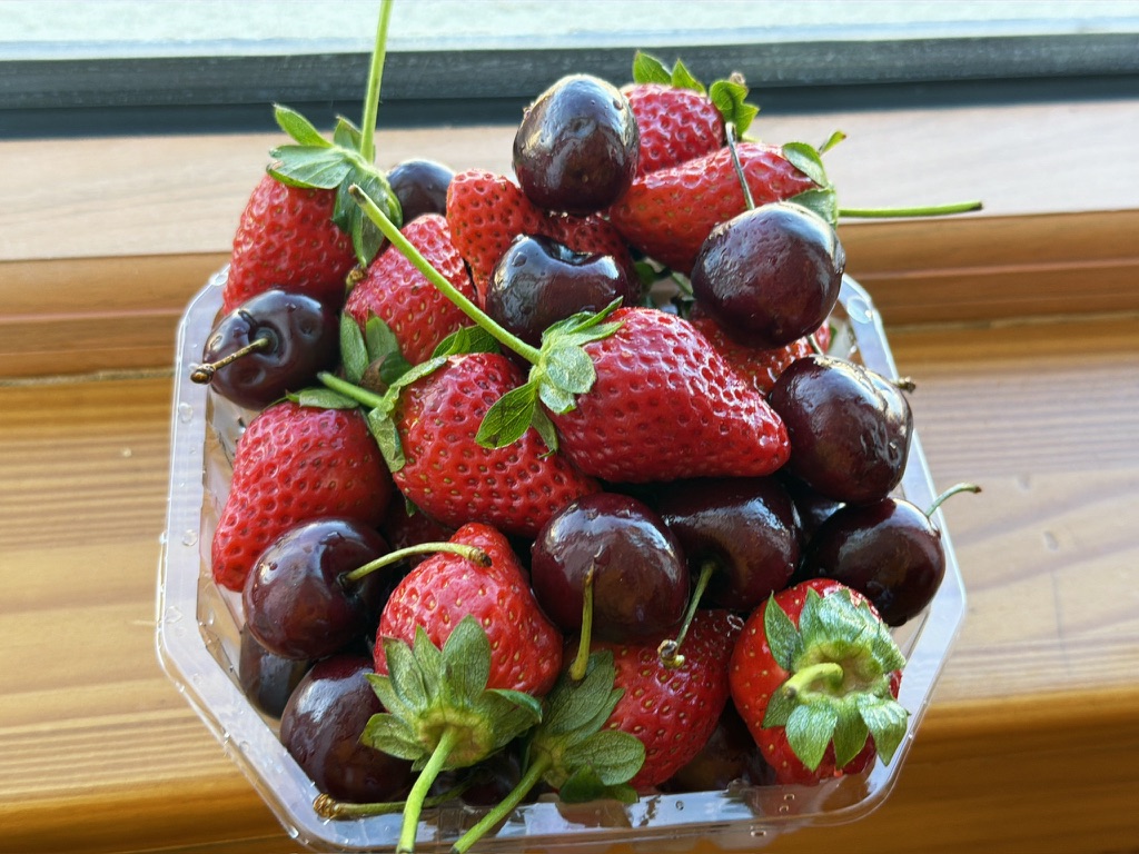 自制草莓与车厘子拼盘