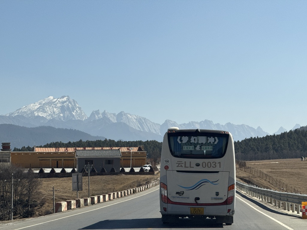 路过哈巴雪山(5396m),在云南五千多海拔的雪山已经傲然独立了