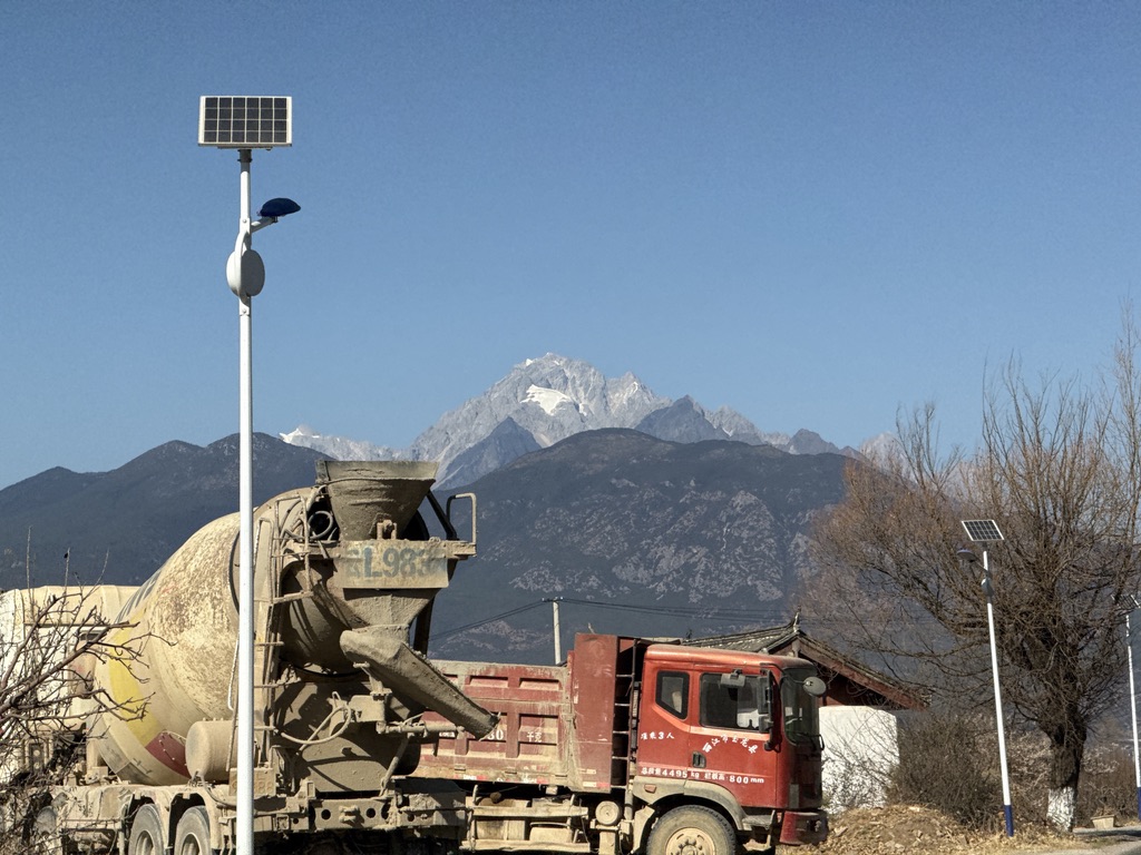 远远的就能看到此时此刻正在尴尬期的玉龙雪山(5590)