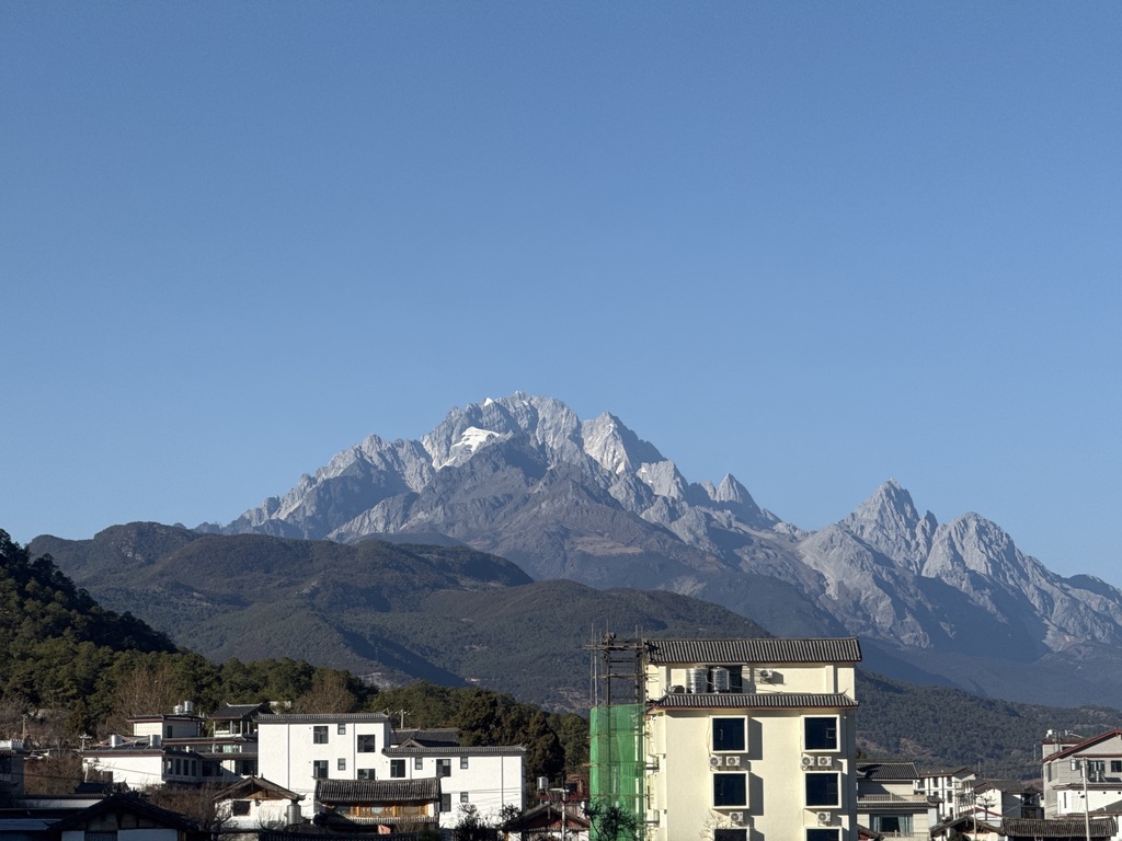 房间窗户看到的玉龙雪山