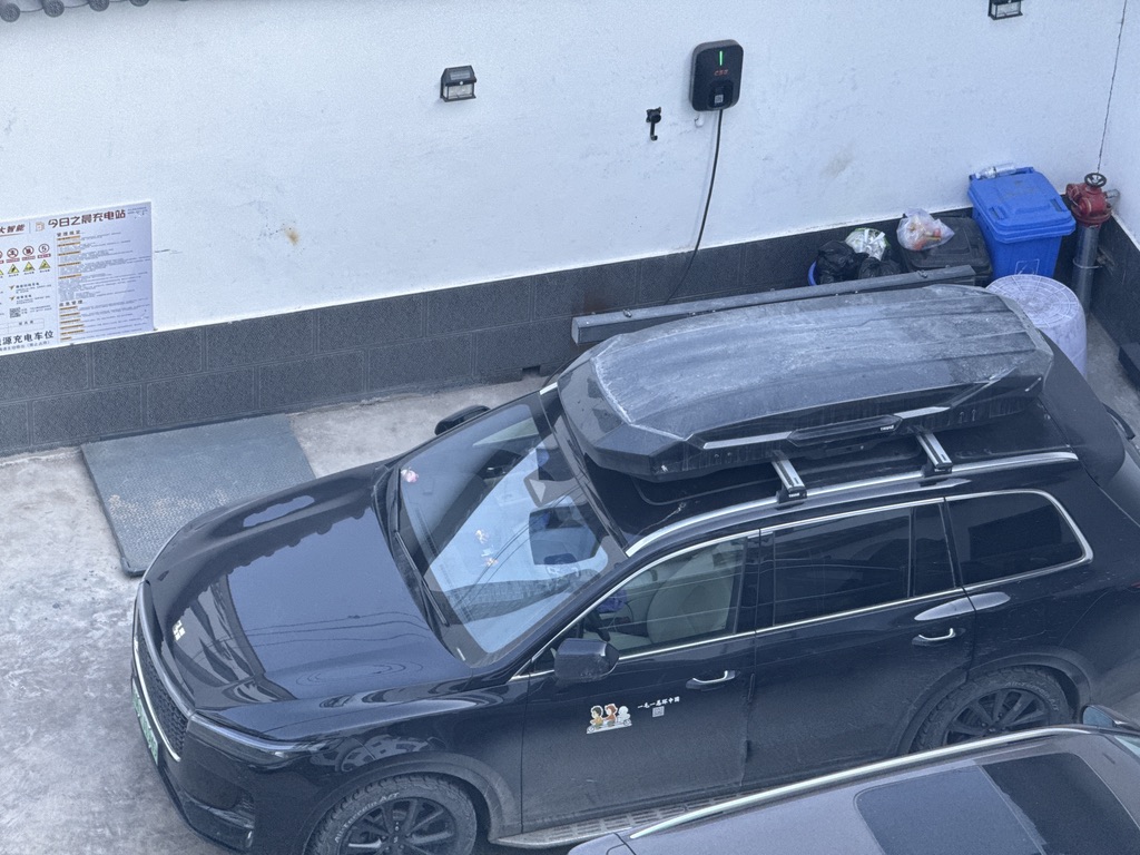 院子里充电的理想 ONE