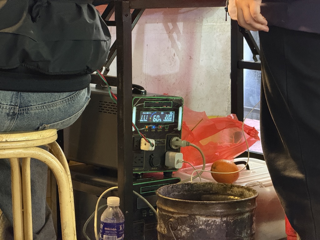 那种一度电大电源的核心购买者有二,一个是户外玩家,另一个更大的群体就是摆摊的人