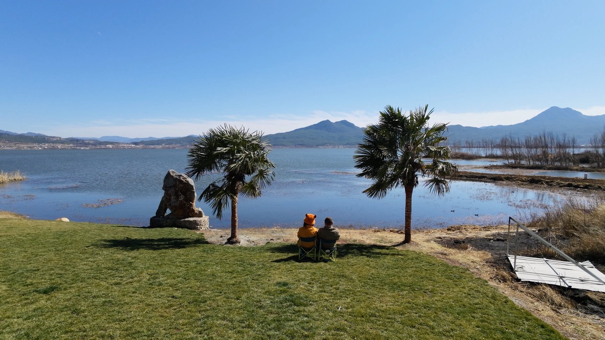 可以躺一下午的湖边