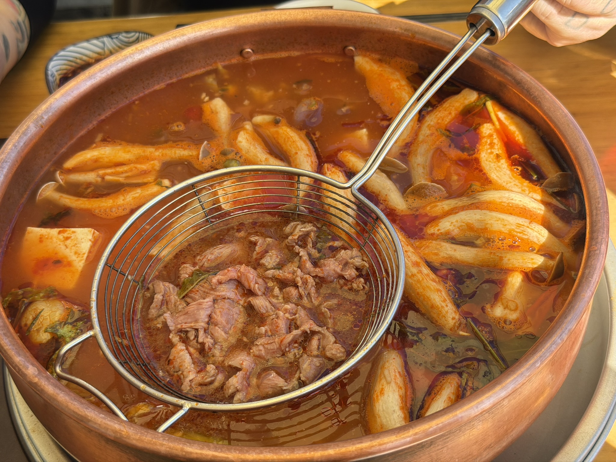 腊排骨菌菇牛肉……什么都有的火锅