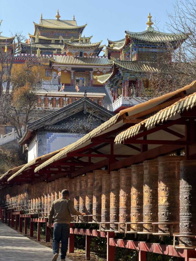 寺下的大转经筒