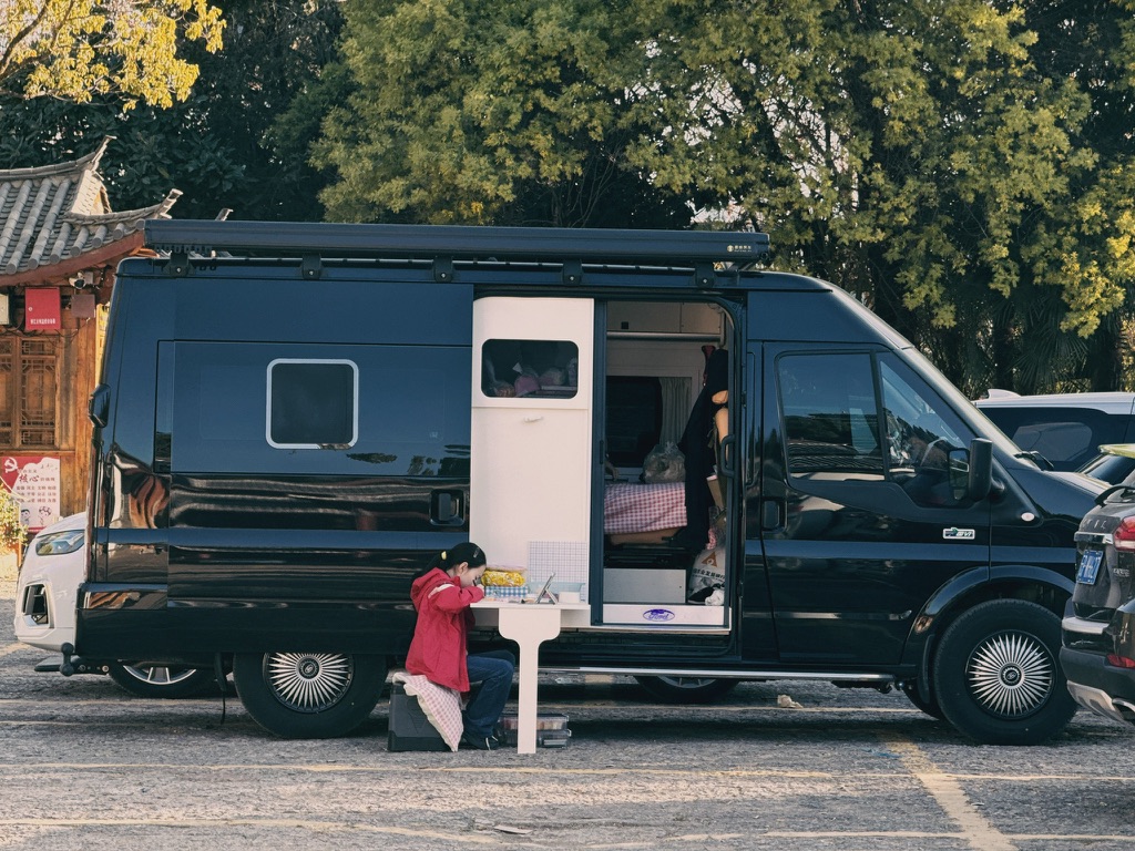 专心拼豆的小女孩