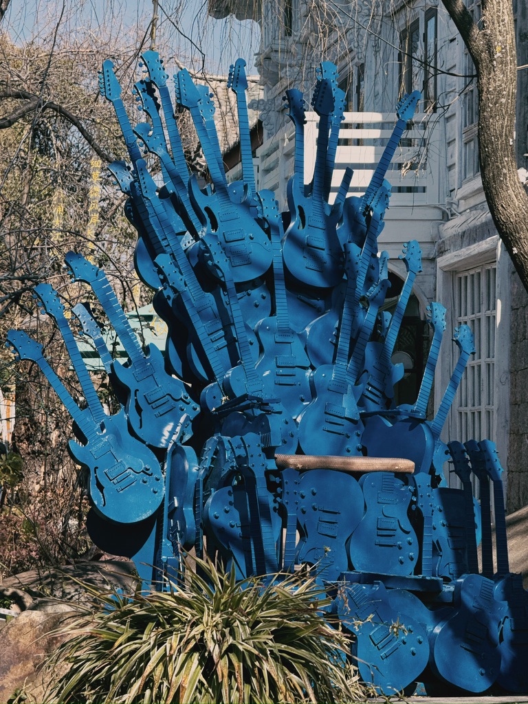 用电吉他烧铸的铁王座,当然吉他是假的