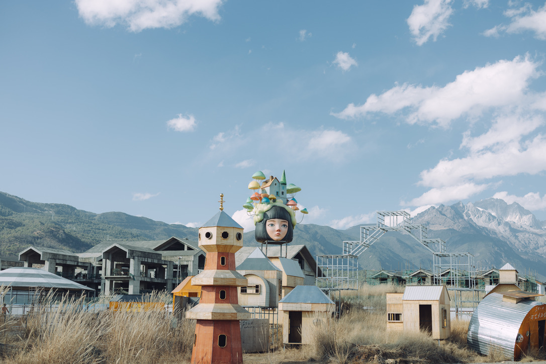 头上长蘑菇的只有头的头和背后没有雪的玉龙雪山