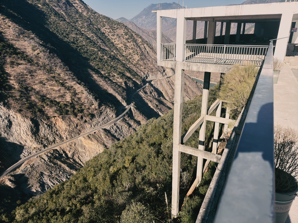 十八弯金沙江观景台，细如蚊腿的支架