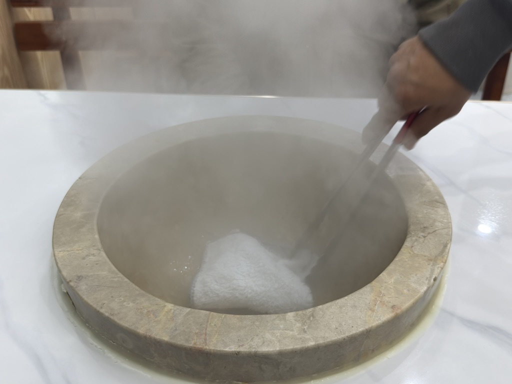 开蒸汽擦洗石锅