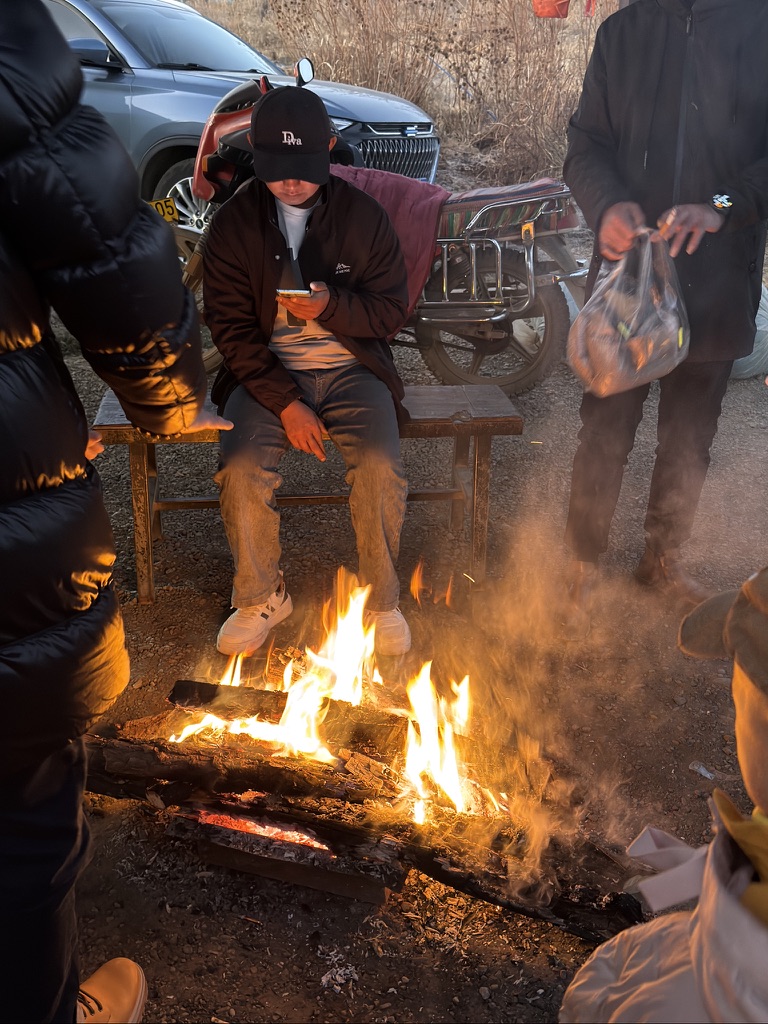 等船的人在烤火