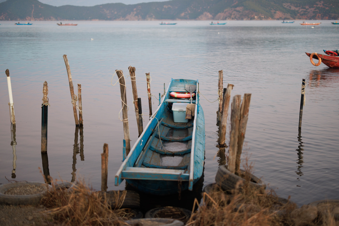 船是这样的木船，比想象中的大，原来还以为是独木舟呢