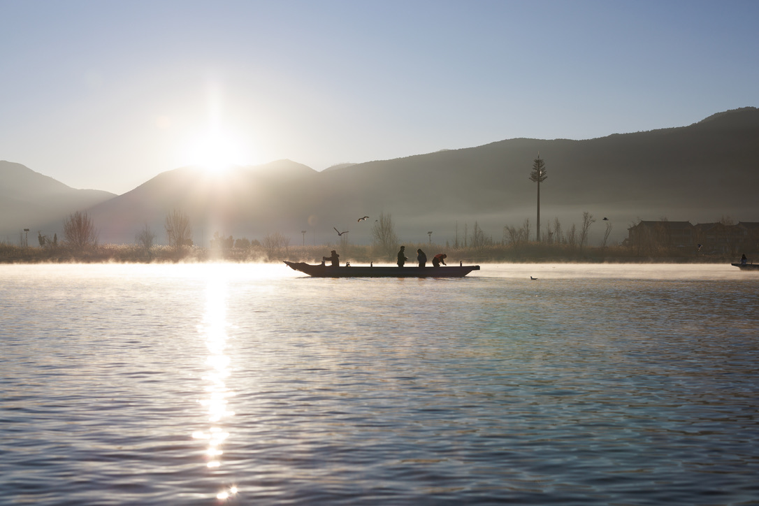 太阳与晨雾里的船