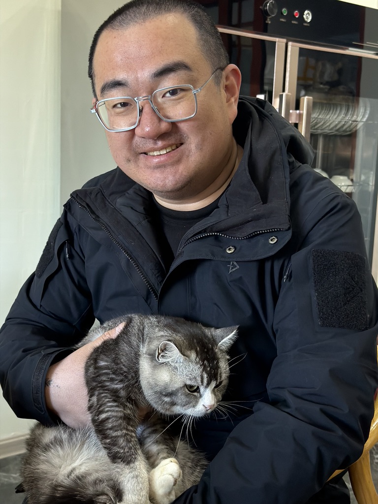 我抱狗还行，不会抱猫，抱得她不是很舒服，猫猫祟祟的