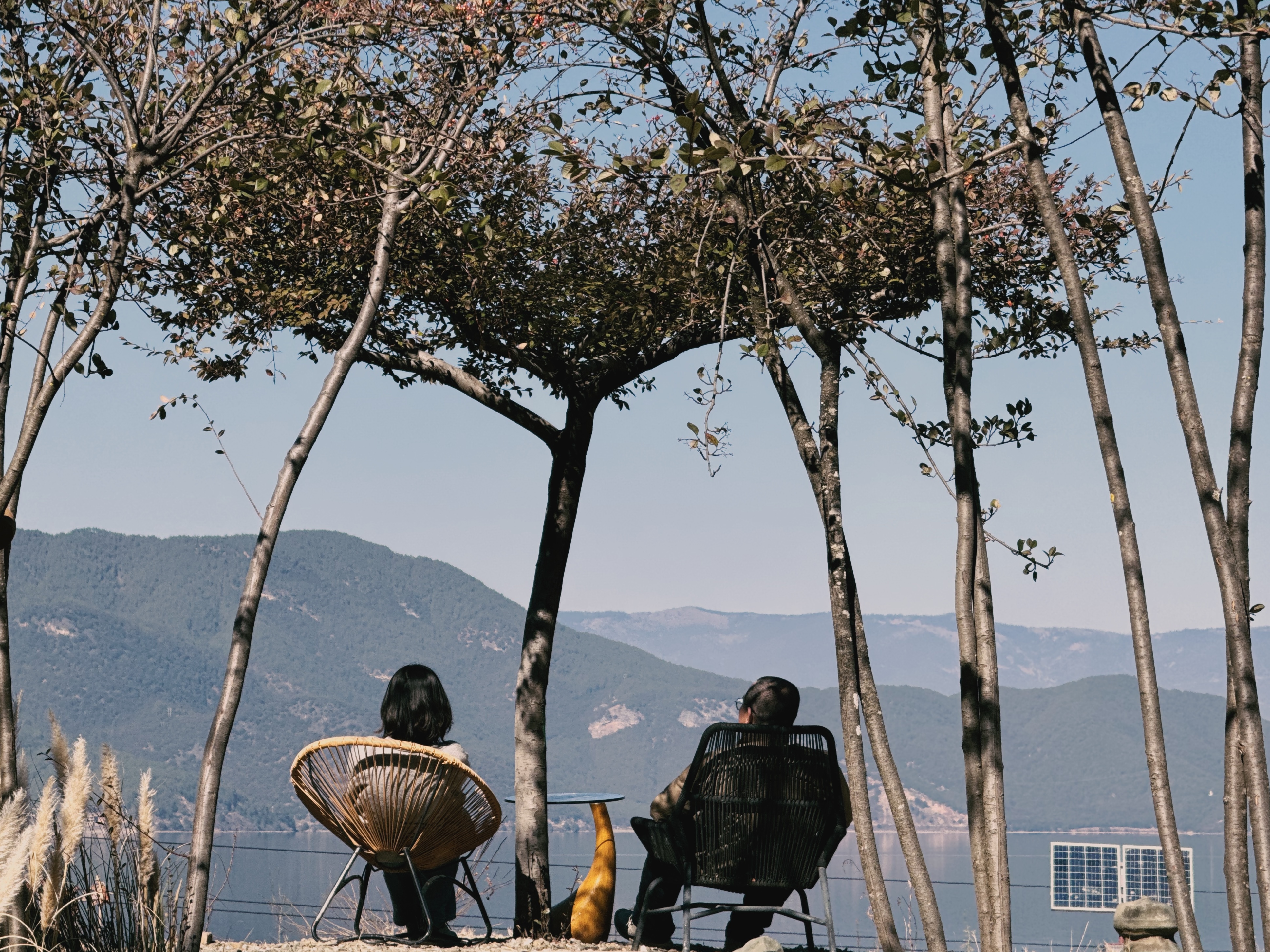 在客栈外湖岸躺椅上