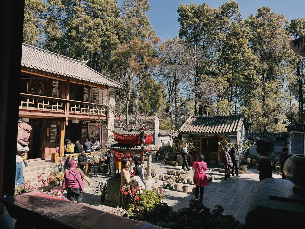 寂照庵的正殿，拥挤舒适，有世俗的味道