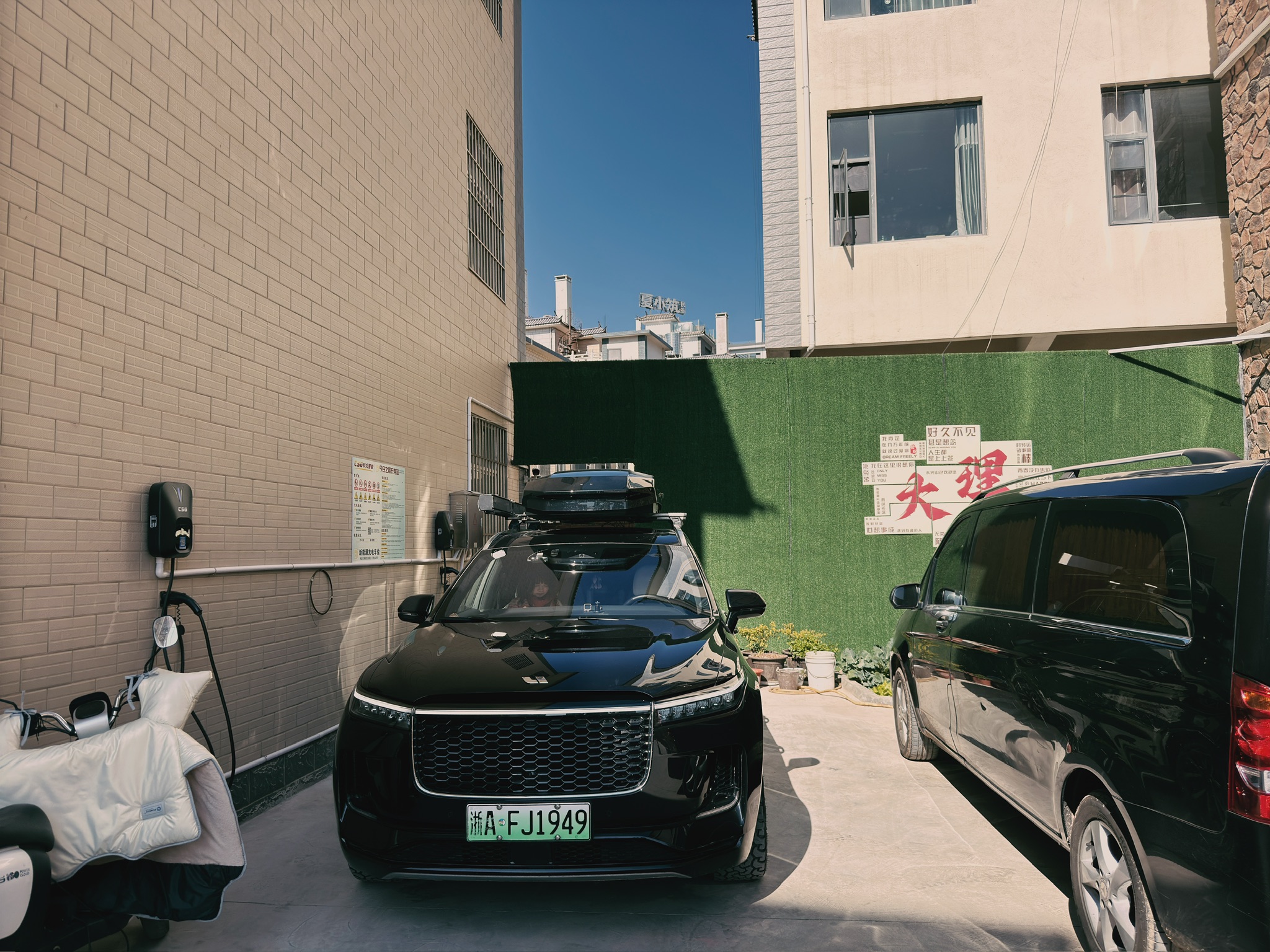 楼下还有充电桩