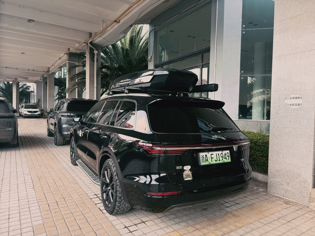 晚上还了电瓶车来到理想，车子已经洗得干干净净，这似乎是离开西藏后第一次洗车。