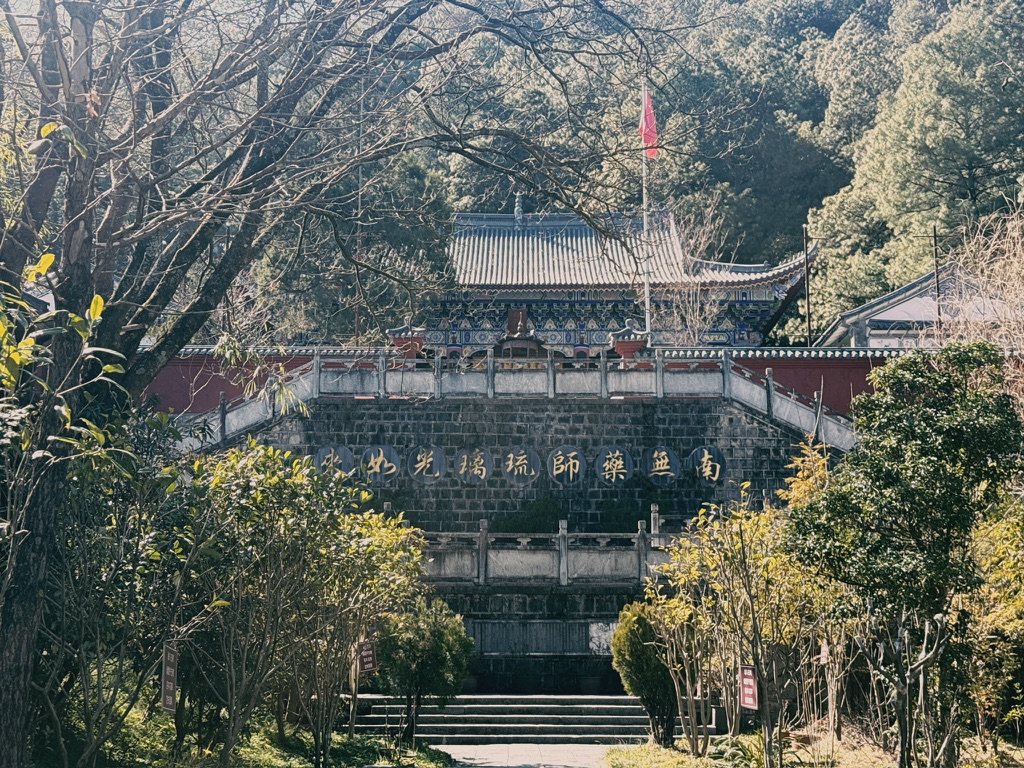 寺里右侧的药师殿