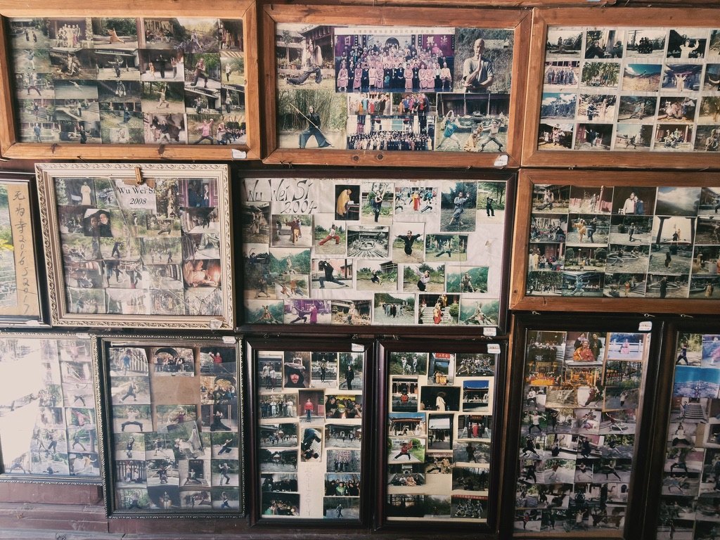 无为寺的照片墙，无数外国人来此朝圣学武