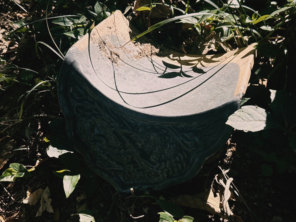 在地上捡了一块异形反向的瓦当，不便带走，又放回地上