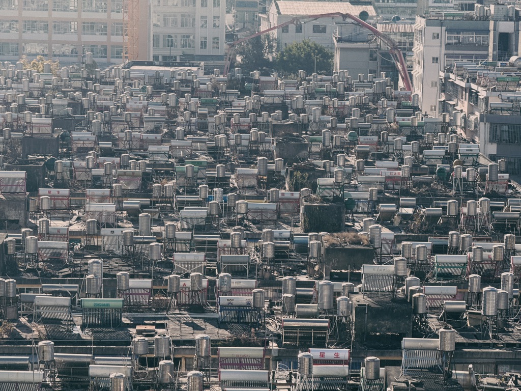 窗外对太阳能的极致利用，只有热水器还不够，一定要有储水罐，这些楼顶真结实啊