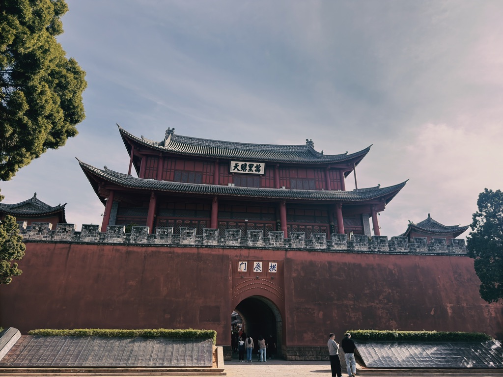 古城里的拱辰门