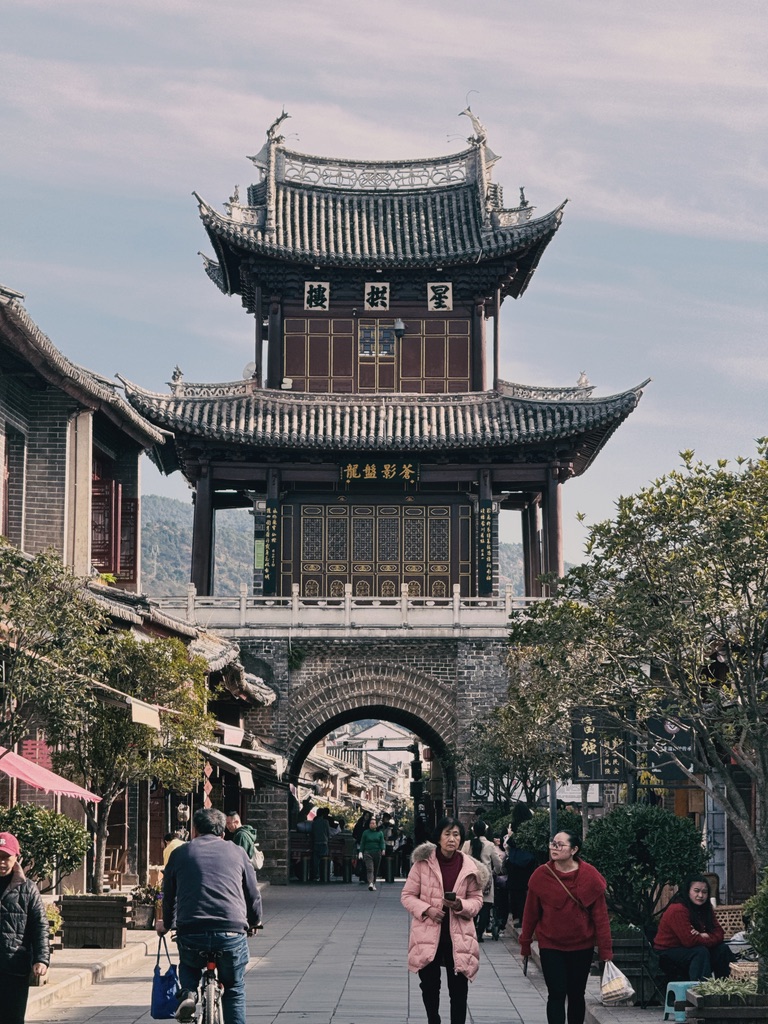 拱星楼下的门洞看古镇很好看