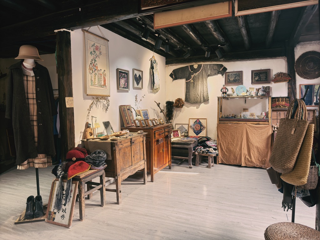 可能是因为墙上那件清朝袍子