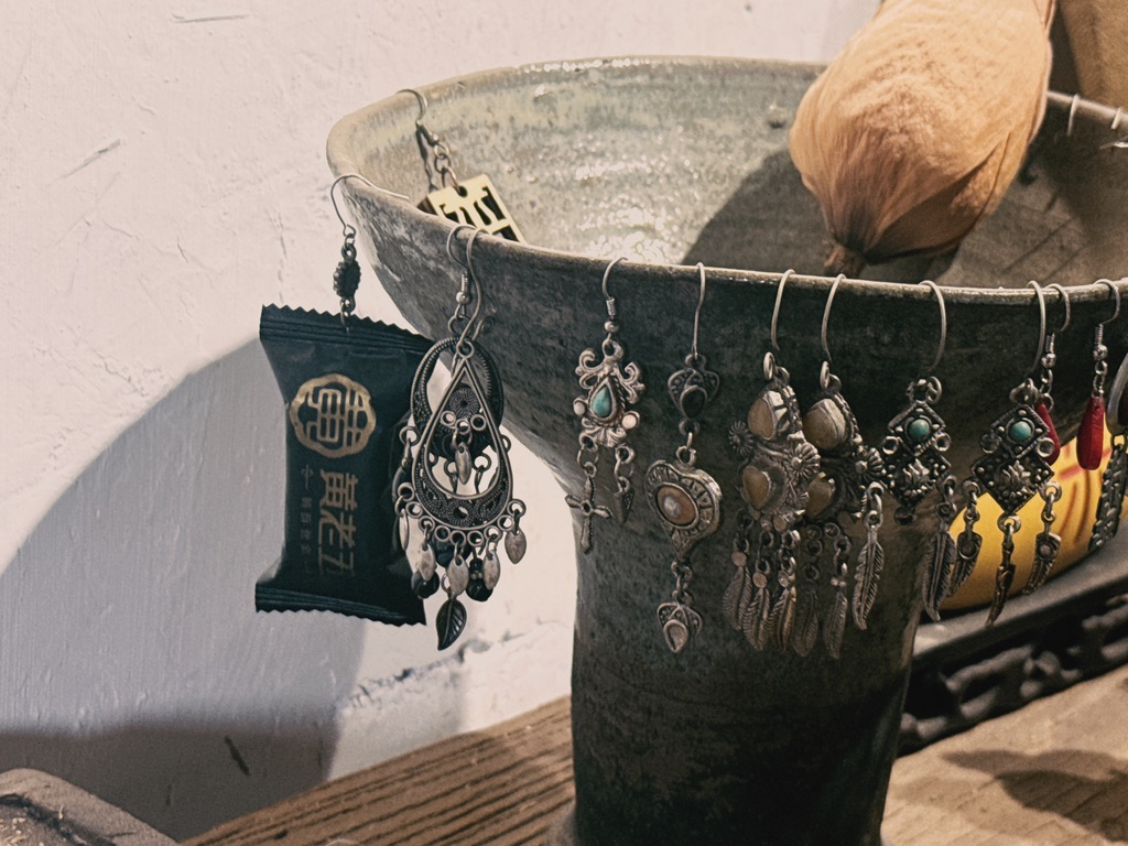 糖也能当耳环，老板耳洞是很大的，不是，脑洞很大