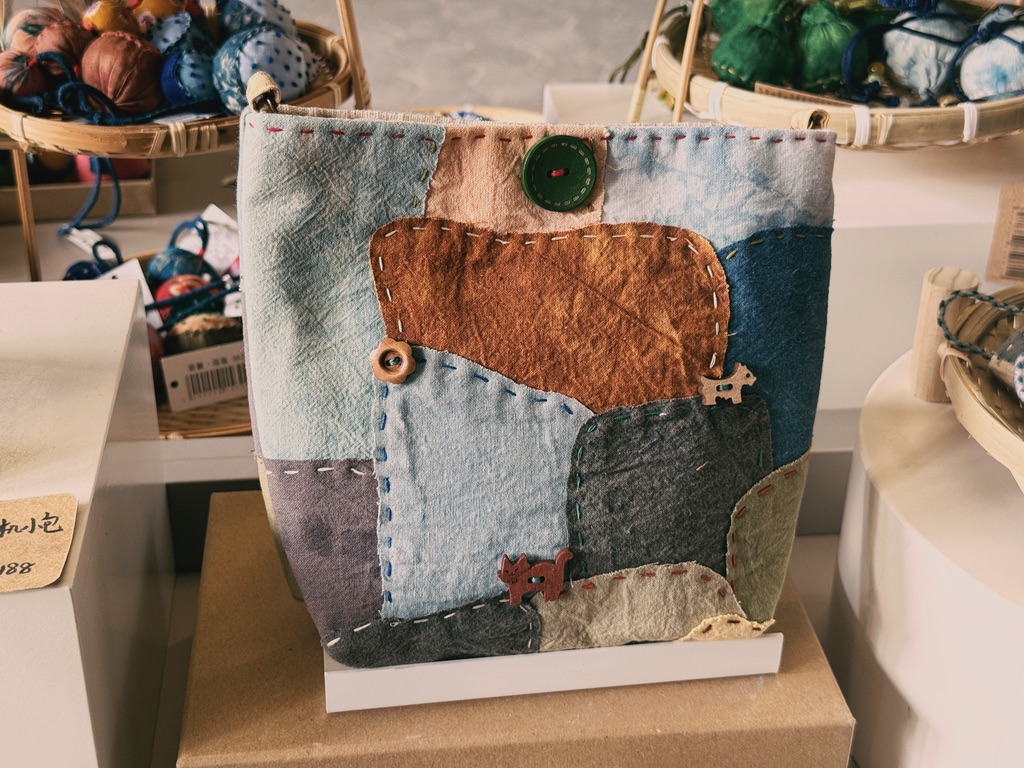 没有带走的拼布斜挎包