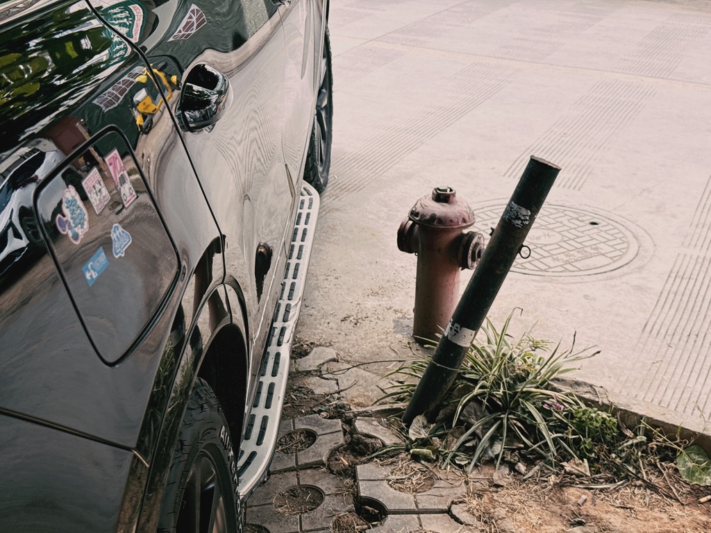 虽然撞歪了我，但你也被撞出水了