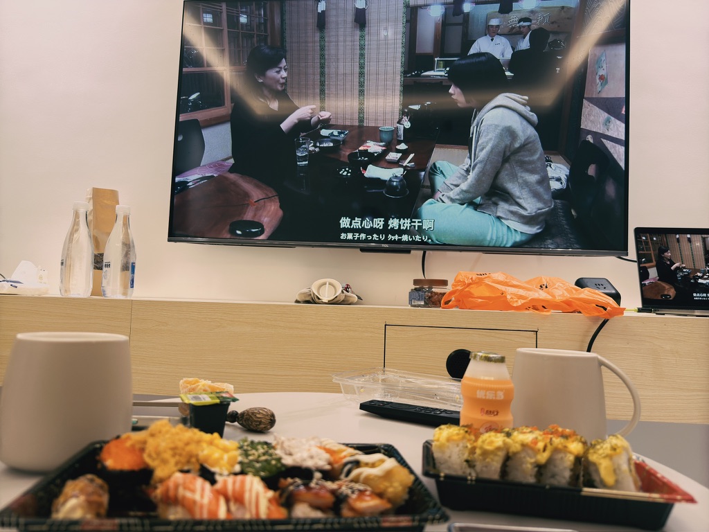 晚上和恙一起吃着寿司宵夜看海女