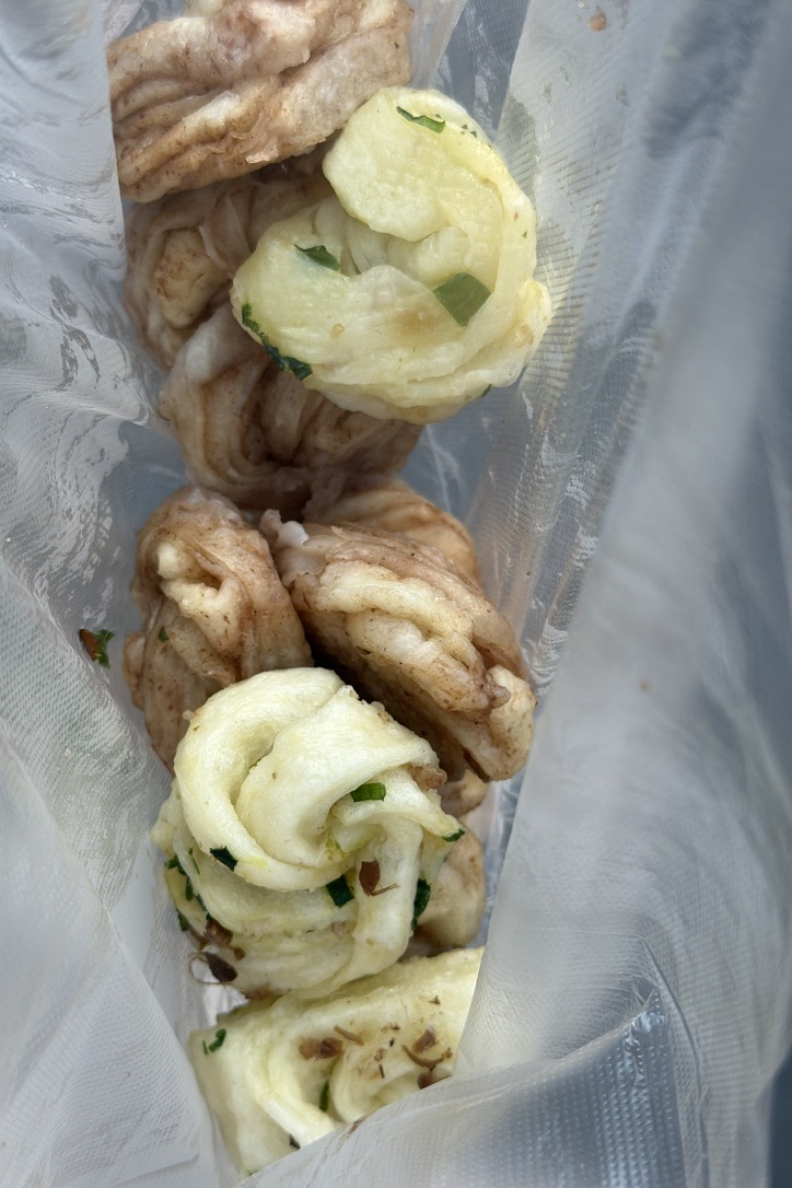 因为没有了破酥包,就买了这个玫瑰花和葱花味的小花卷