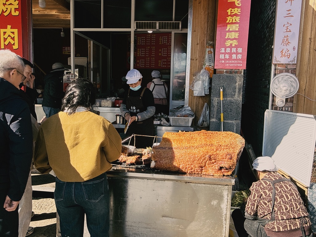 这里的烤猪肉都是这么卖的,我也买了两根肋骨,真油啊
