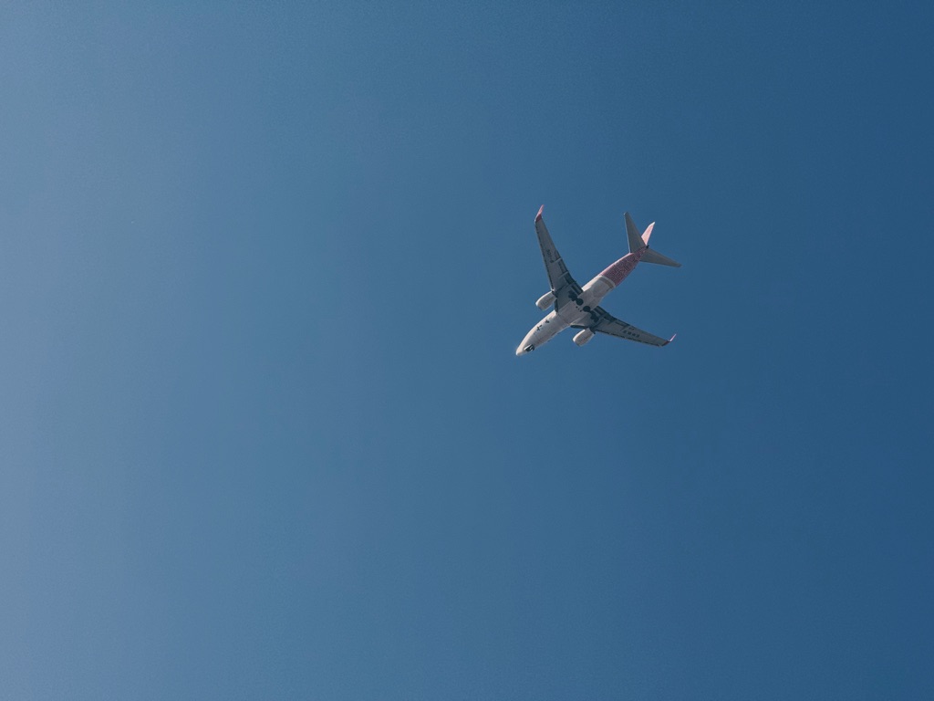 机场在古镇南边,所以飞机飞得很低