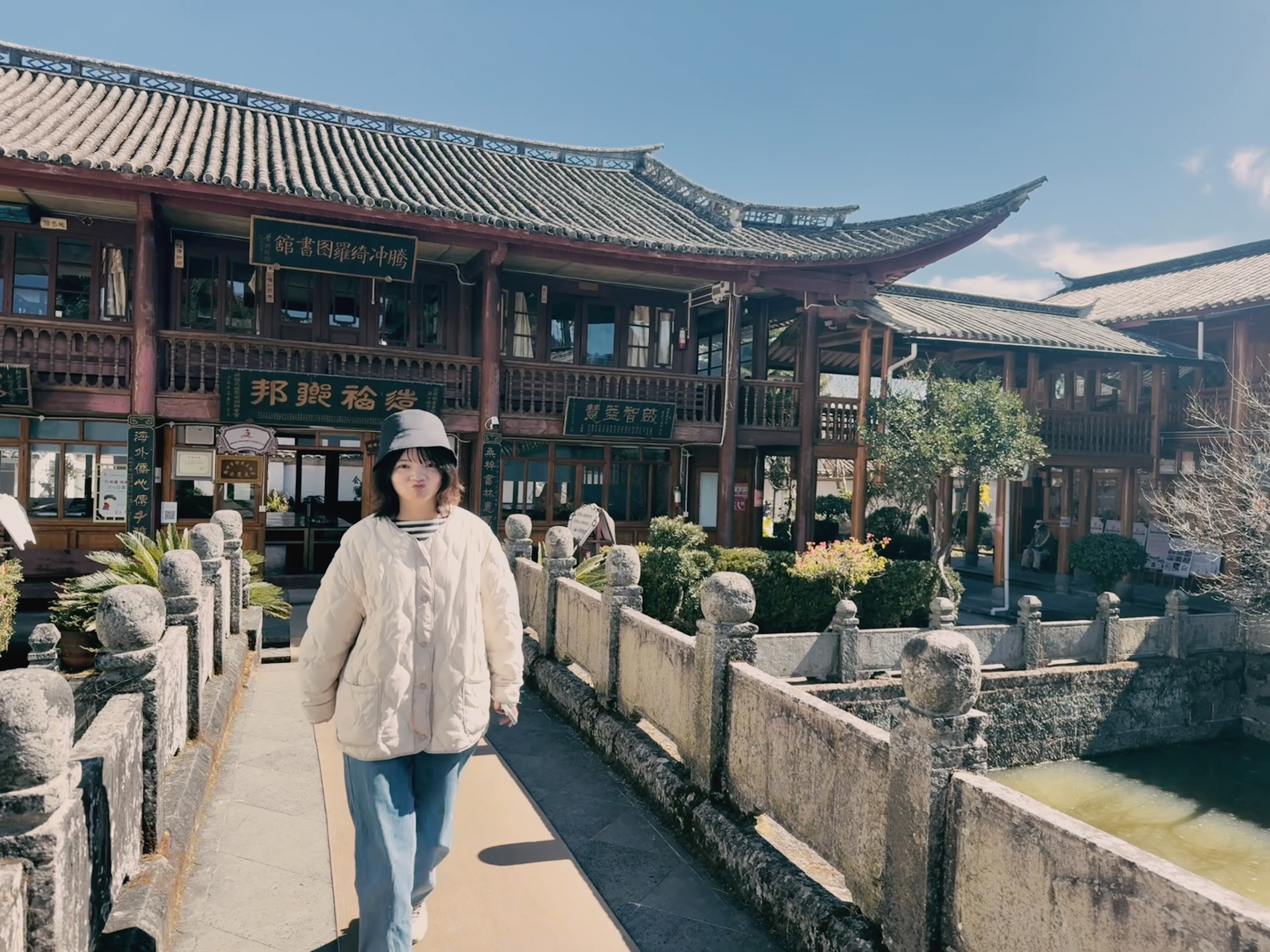 嘟着嘴走出图书馆的恙