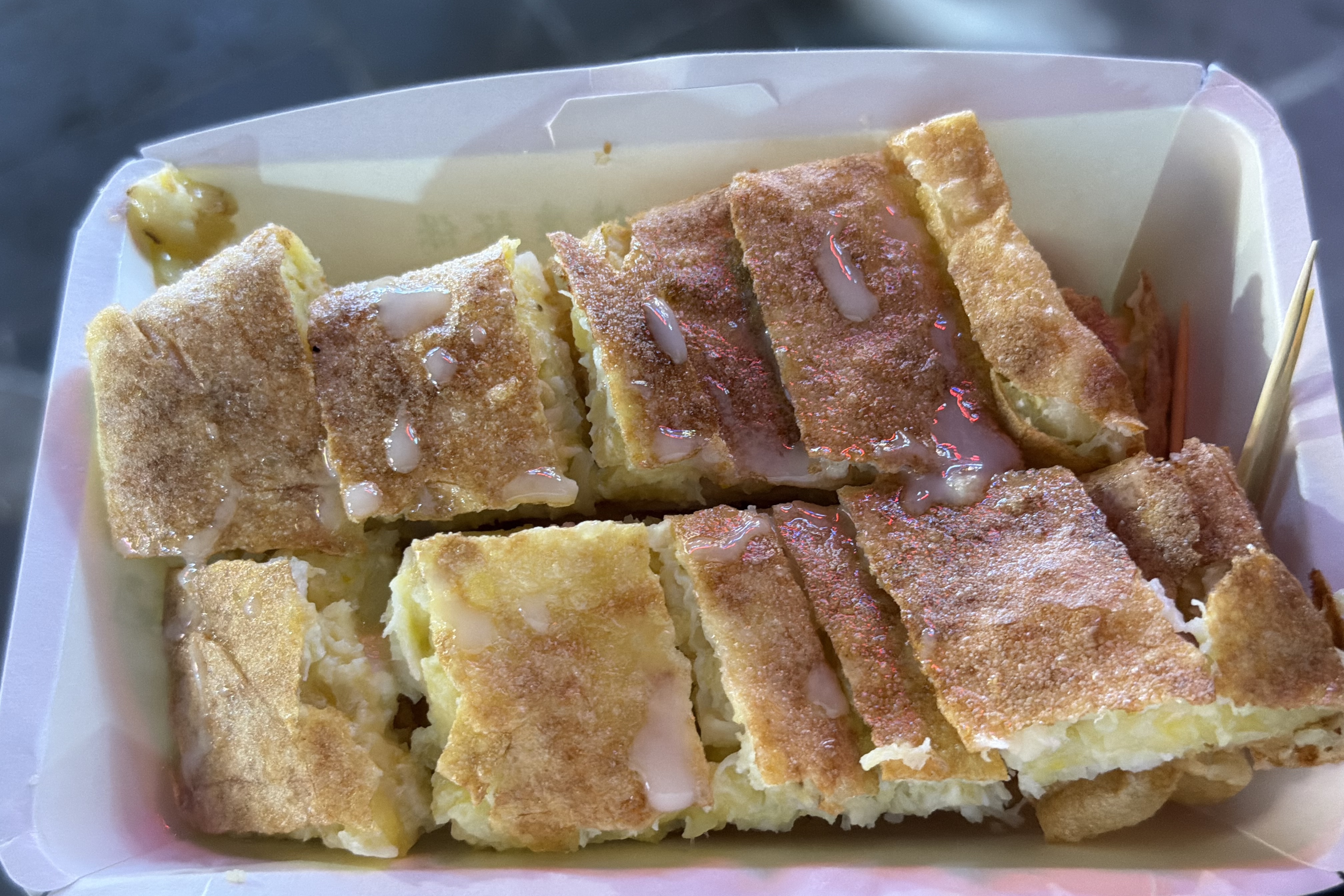 晚上在腾冲步行街溜达,点了烤苕皮、热卤还有这个云南边境比较多的缅甸甩粑粑