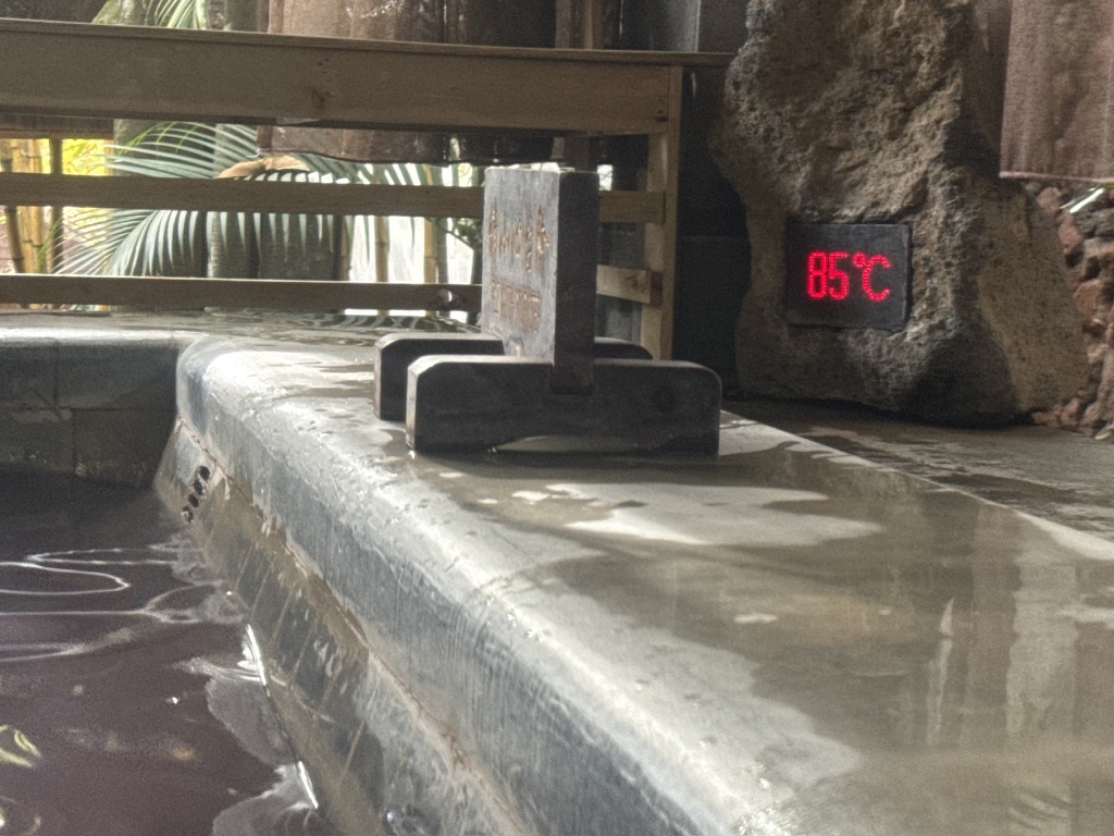 温泉里还有一些有趣的提示,比如这个不知道是坏了的,还是泉水出口温度的 85 ℃